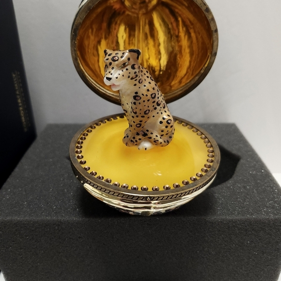 Komozja Family Blown Glass Leopard Jeweled Hinged Egg Christmas Ornament - Picture 4 of 11